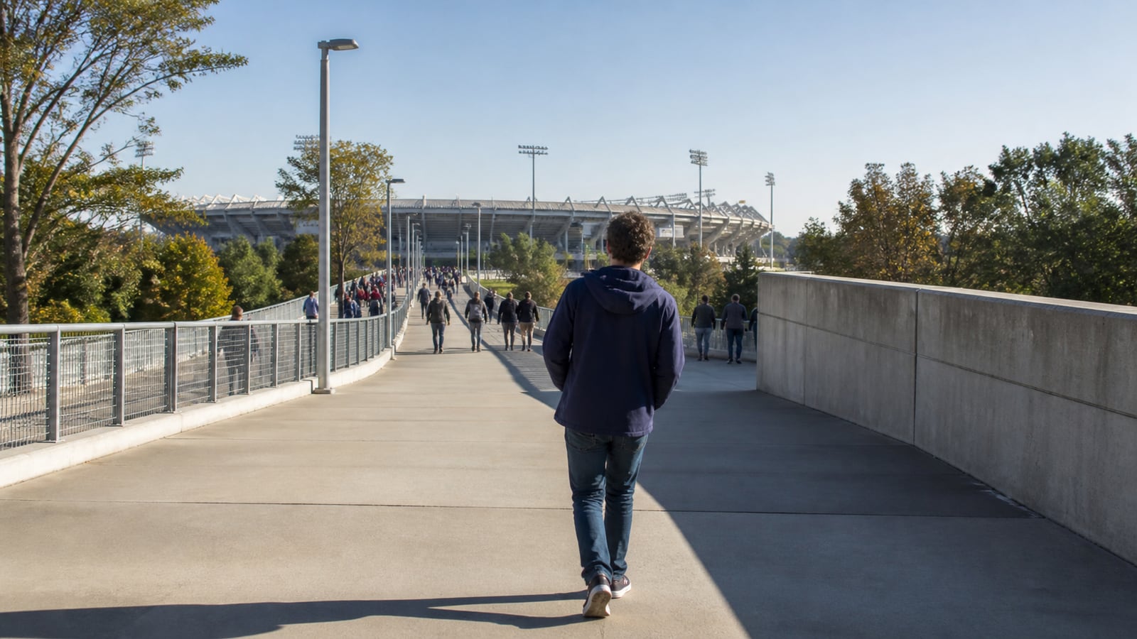 Ruime stadionomgeving met een rustige bezoekersstroom