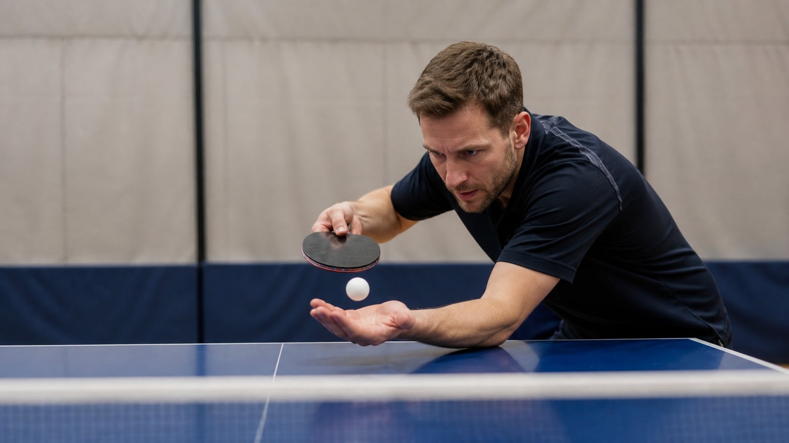 Tafeltennisser oefent een legale service